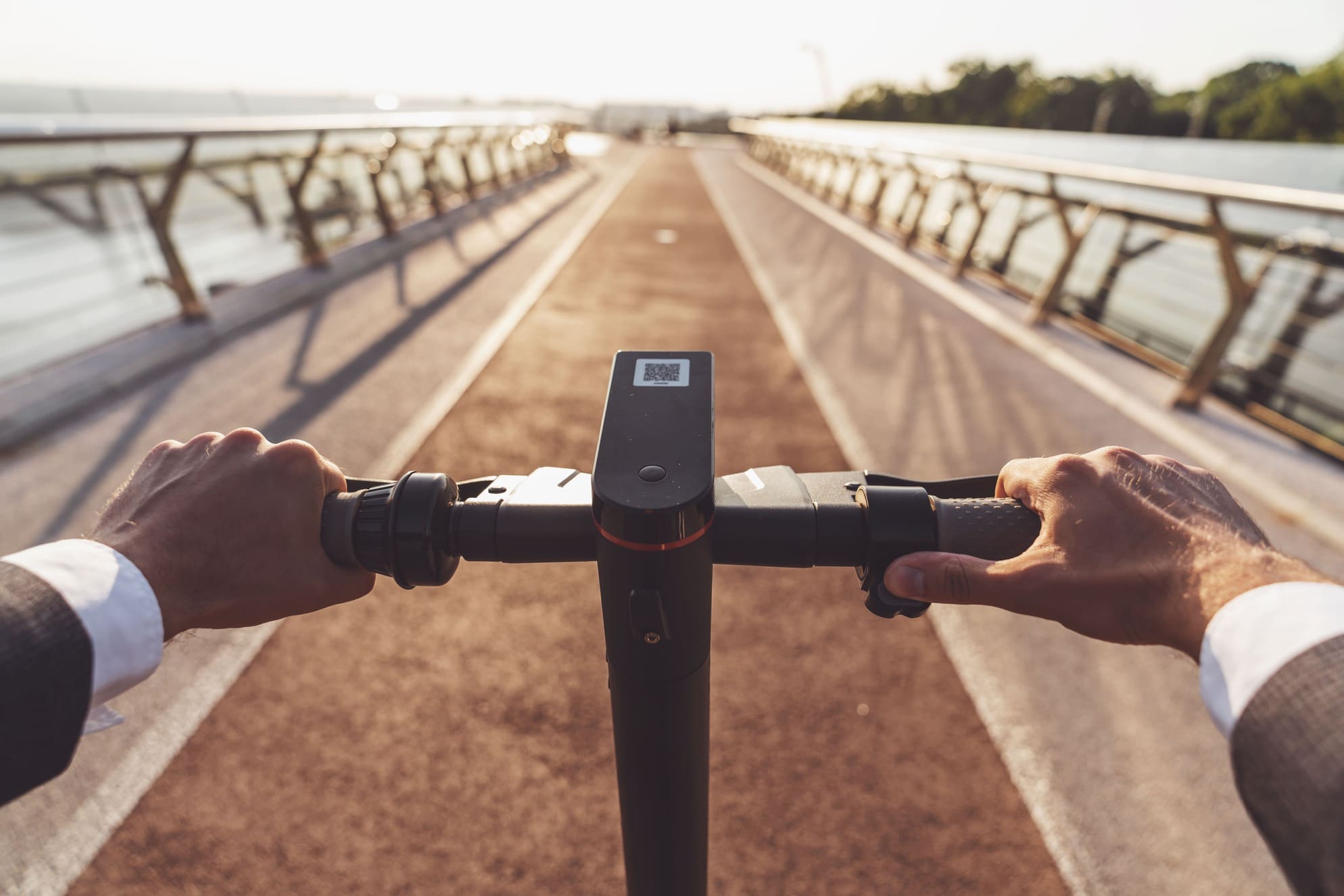 hombre sobre un patinete electrico